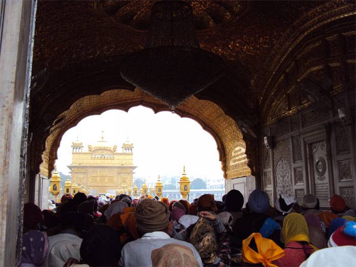 La foule qui attend devant le temple