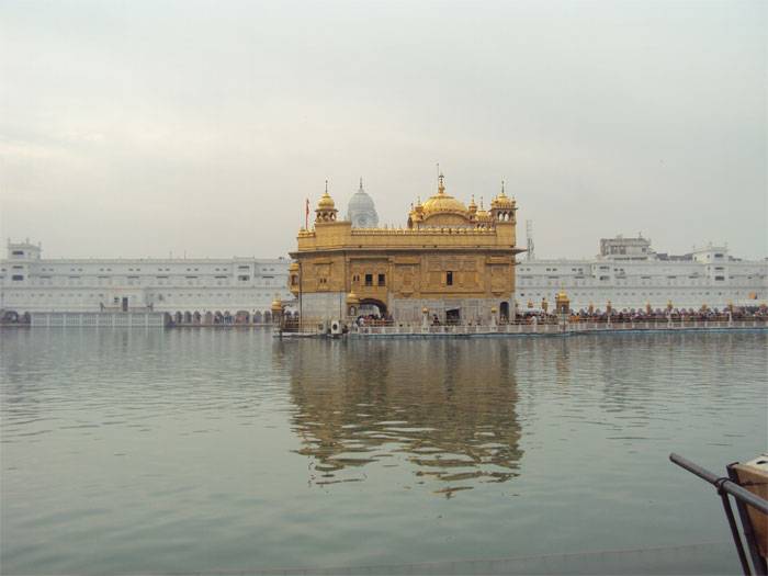 Le Temple Doré ou Swarn Mandir, au milieu du lac, Talab en hindi