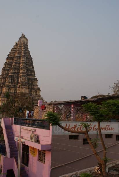 Temple et les Guest Houses qui le bordent : on se posait sur la terrasse de ces hôtels le soir pour profiter de l'air frais