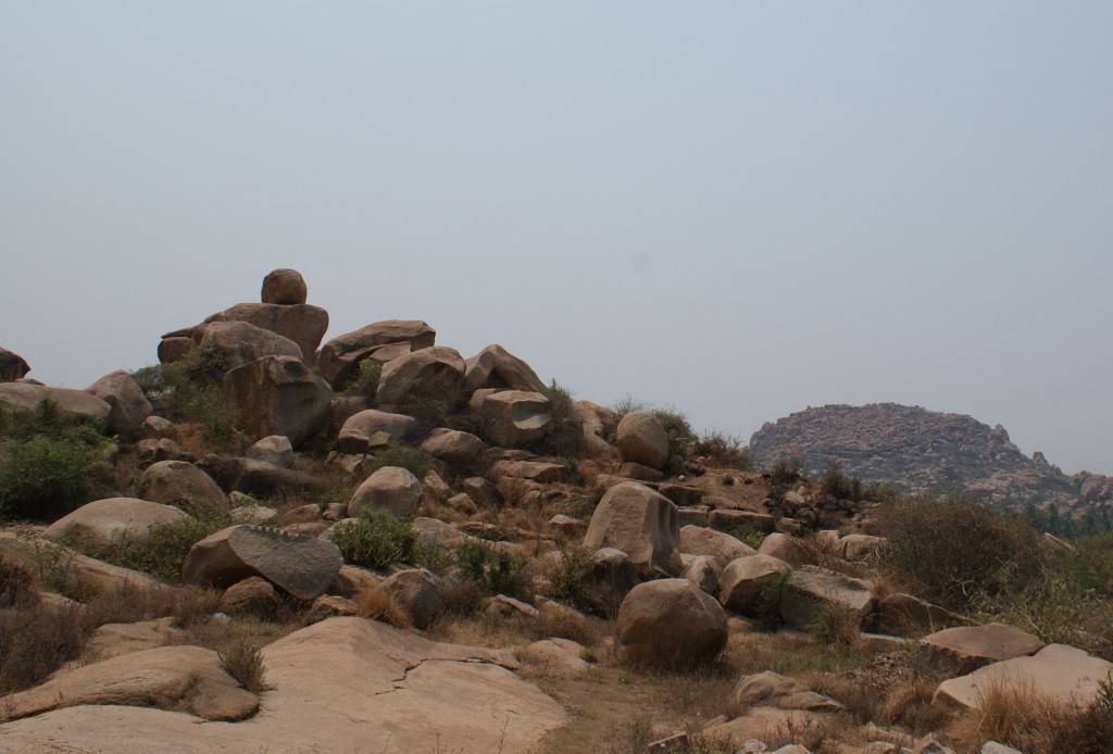 Les rochers ronds sous le ciel brûlant