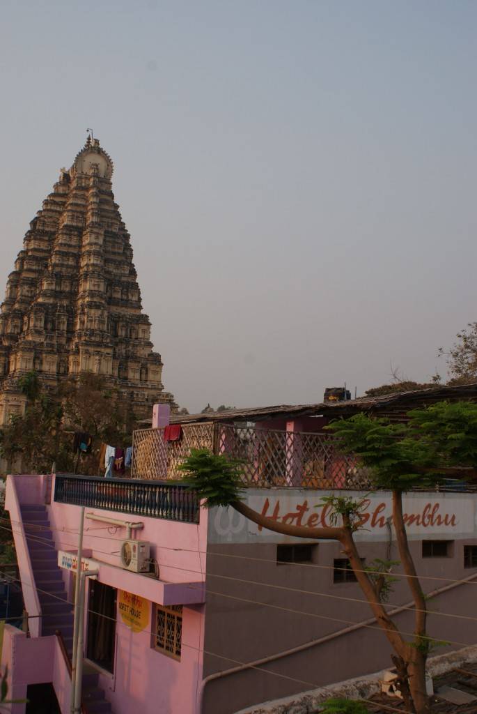 Temple et les Guest Houses qui le bordent : on se posait sur la terrasse de ces hôtels le soir pour profiter de l'air frais